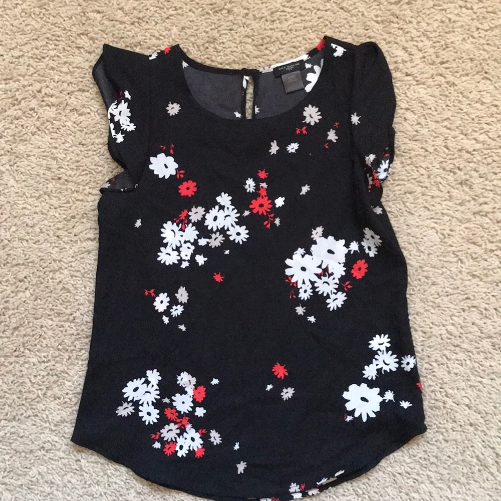 Ann Taylor shell with cute ruffle sleeve detail!
